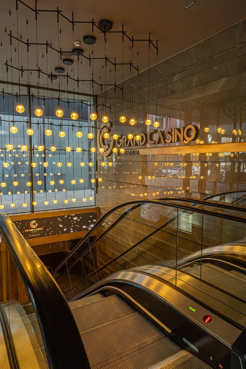 Escalators between the floors