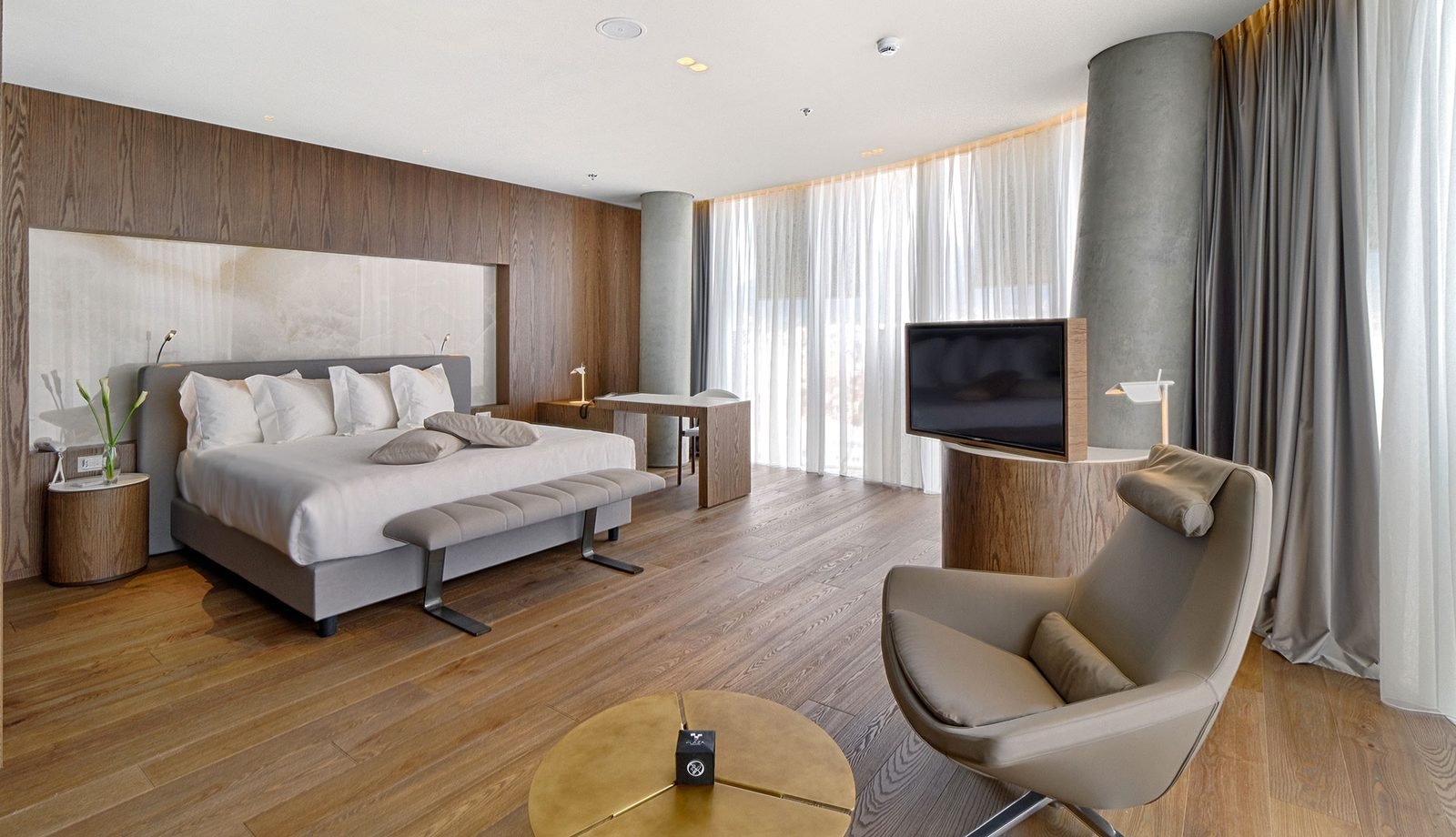 Deluxe room at the Maritim Plaza Hotel